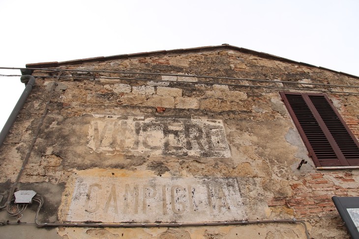写真A。ムッソリーニ政権時代に記された「VINCERE（勝つ）」のスローガン。シエナ県カンピーリア村にて。現在は消されている。