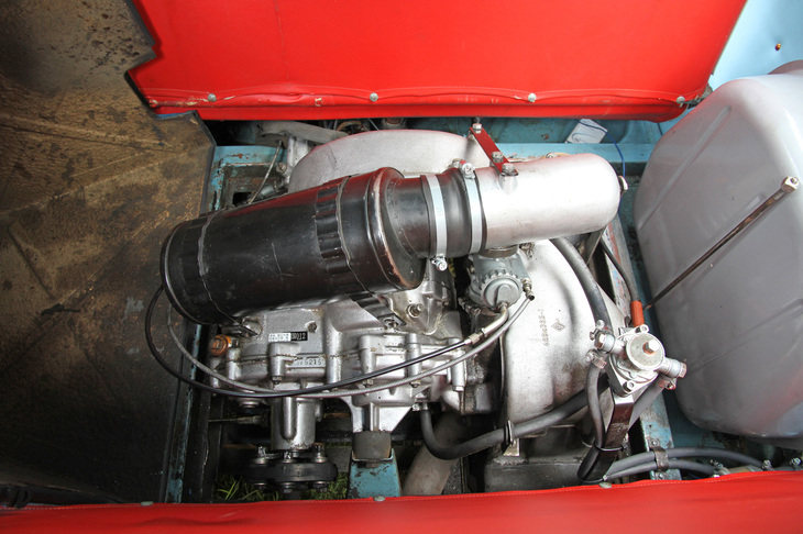 その箱を外すと、空冷2ストローク単気筒248ccエンジンが現れる。完全なるミドシップというわけだ。最高出力は14PS/5000rpmで、後輪を駆動するギアボックスは4段MTである。