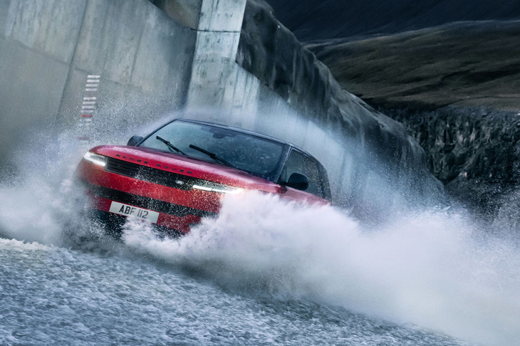 新型「レンジローバー スポーツ」のデビューにあたり、映画『007』シリーズのスタントドライバーとして活躍しているジェシカ・ホーキンス氏が同車のハンドルを握り、ダムの放水路の麓から急勾配を駆け上るチャレンジも実施。見事、成功を収めた。