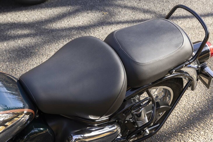シート高は805mmで、足つき性は良好。押し引きする際にペダル類がちょっと気になる程度だ。本国仕様はソロシートだが、日本仕様にはピリオンシートが標準で装備される。