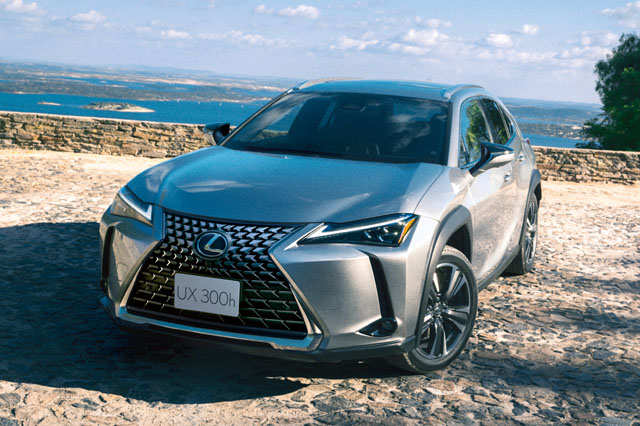 2018年にデビューした「レクサスUX」。2024年1月発売の最新モデルではハイブリッド車のパワートレインを強化し、モデルネームが「UX250h」から「UX300h」に進化した。
