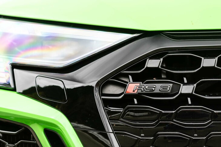 【アウディRS 3セダンのスペック】
	ボディーサイズ：全長×全幅×全高＝4540×1850×1410mm／ホイールベース：2630mm／車重：1600kg／駆動方式：4WD／エンジン：2.5リッター直5 DOHC 20バルブ ターボ／トランスミッション：7段AT／最高出力：400PS（294kW）/5600-7000rpm／最大トルク：500N・m（51.0kgf・m）/2250-5600rpm／タイヤ：（前）265/30ZR19 93Y／（後）245/35ZR19 93Y（ピレリPゼロ）／燃費：11.1km/リッター（WLTCモード）／価格：839万円
	
	【取材時の燃費データ】
	テスト距離：256.8km（市街地1：高速道路7：山岳路2）／使用燃料：34.2リッター（ハイオクガソリン）／参考燃費：7.5km/リッター（満タン法）／7.8km/リッター（車載燃費計計測値）