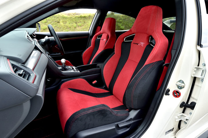 シートのコンセプトは、低G領域から高G領域まで、乗員の体をしっかり支えること。そのために、体との接触面積を増やすと同時に、シートの骨格と素材を見直して約10％軽量化した。