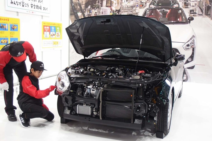 ダイハツ工業は実車を投入。「コペン」を題材にクルマの組み立てが行える。