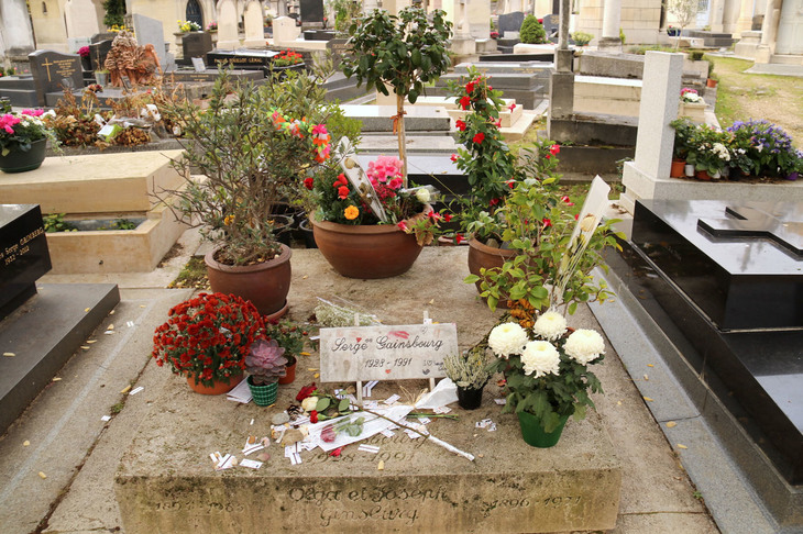 セルジュ・ゲンズブールの墓も訪れた。妖艶ボイスがそのまま入った『ジュ・テーム・モワ・ノン・プリュ』をこっそり聴いていた高校時代を思い出す。