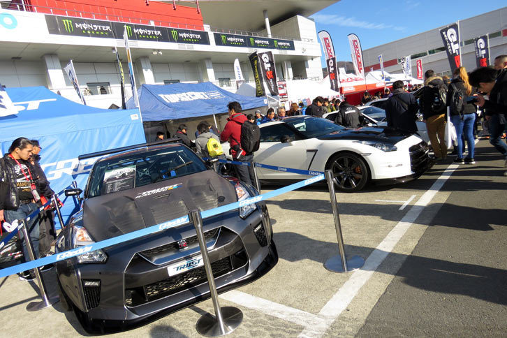 用品販売やカスタマイズを手がけるチューナーもブースを出展。迫力のチューニングカーの周囲には、人だかりができていた。