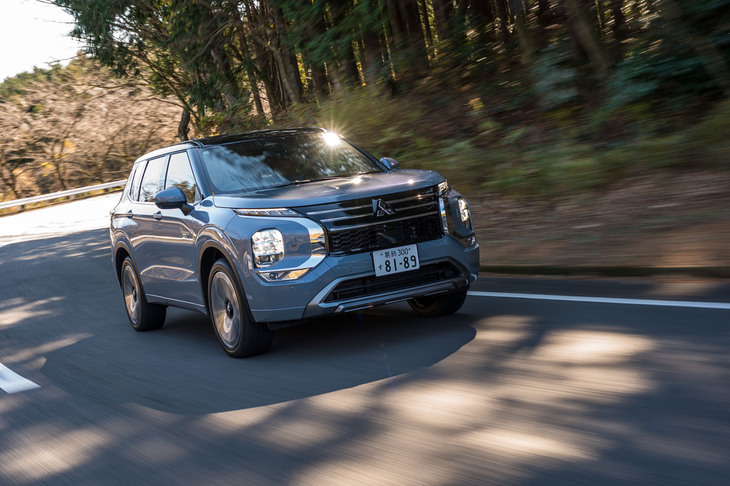 スピードレンジの高い欧州市場への再進出を見据えて足まわりやパワーステアリングのセッティングを変更。これまでよりもフラットな乗り味に変わっている。