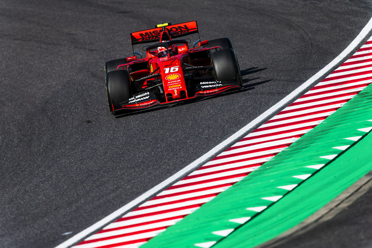 9戦連続してチームメイトのベッテルを予選で負かしていたルクレール（写真）。日本GPではベッテルにポールを奪われ、自身の連続ポールは4でストップしてしまった。レースになると、2番グリッドからオープニングラップのターン2でフェルスタッペンと接触してしまう。フロントウイングを壊したまましばし3位をキープしていると、外れたパーツで後ろを走るハミルトンのミラーを吹き飛ばしてしまった。ノーズを変える緊急ピットインを経て、結果6位でチェッカードフラッグ。レース後、1周目の接触と危険な状態で走行を続けたことで15秒加算のペナルティーを受け、7位に降格した。（Photo=Ferrari）