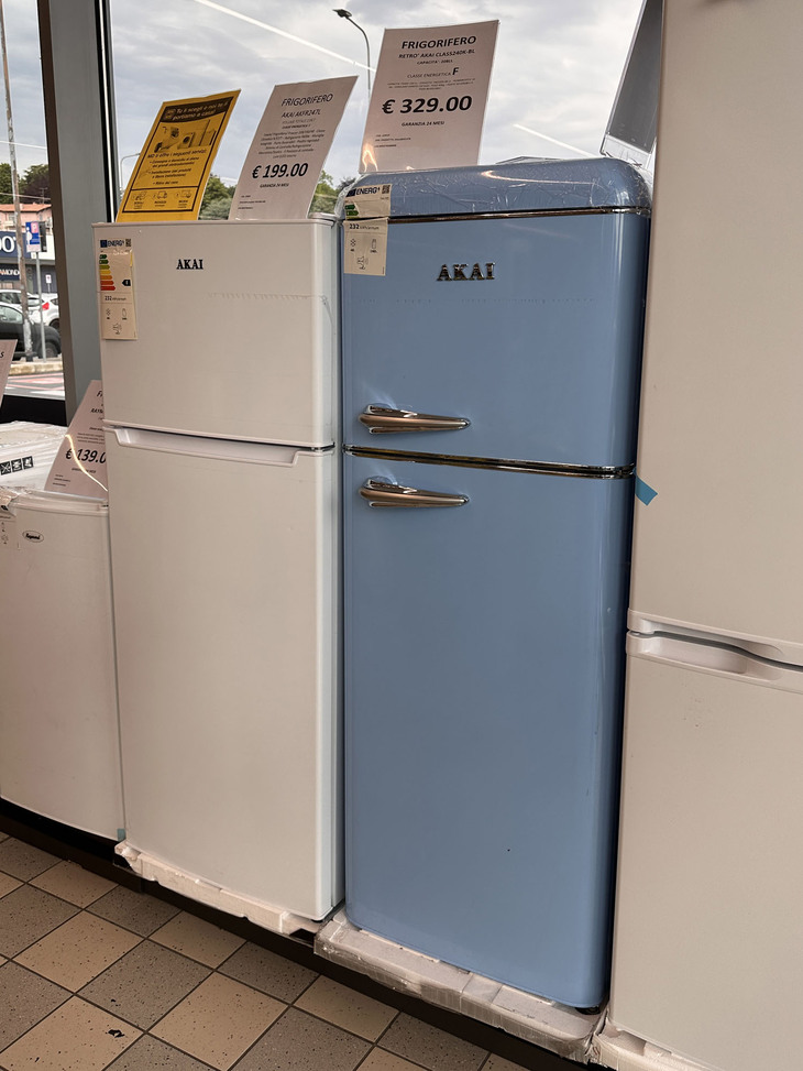 AKAIの冷蔵庫（中央2つ）。以下3点は、2023年5月にコモ県のディスカウントスーパーで。