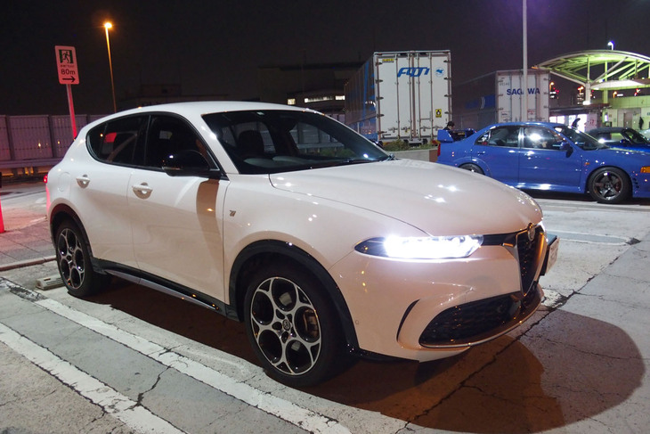 ボディーサイズは全長4530mm×全幅1835mm×全高1600mm。街なかでも使いやすそうなサイズ感だ。ステランティスグループの「スモールワイドプラットフォーム」をベースに開発されている。