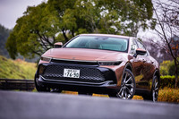 2022年7月に発表された新型「トヨタ・クラウン」は、1955年に誕生した初代から数えて16代目にあたる。従来型とは違い、車型の大きく異なる4タイプをラインナップする。今回は先陣を切って登場した「クロスオーバー」の2.5リッター直4ハイブリッドモデルを郊外に連れ出した。