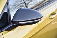 「Rパフォーマンス」の専用装備である、カーボン製のドアミラー。