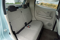 リアシートのスライド幅は170mm。背もたれは左右分割して倒せるが、座面は左右一体型となっている。