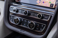 インフォテインメントシステムにおいては、10.9インチのタッチスクリーンディスプレイを採用しつつ、直感的に操作できるスイッチも配置。エアコンの操作パネルは従来型を踏襲している。