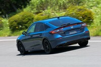 「シビック」のマイナーチェンジモデルには、写真の新色「シーベッドブルー・パール」を含め、全5色のボディーカラーを用意。グレードによる設定の違いはない。