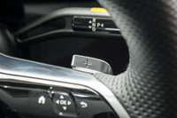 シフトパドルは独特の操作ロジックとなっており、通常時は回生ブレーキの強さのコントロールに使用。「スポーツ」モードやマニュアル変速モードだと9段ATのギアが変わるようになっている。