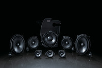 「アウトランダーPエグゼクティブパッケージ」に標準装備となるオーディオシステム「ダイナミックサウンドヤマハアルティメット」は、計12個のスピーカーと、最大出力770Wの7チャンネル中高域アンプに最大出力880Wの4チャンネル低域用アンプを組み合わせたデュアルアンプで構成される。「P」および「G」グレードにおいてはオプションで選択できる。