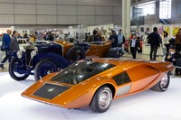 100年前の1925年「ドラージュD1トルペード・スポーツ」（奥）と並べてCCCJが展示した1970年「ランチア・ストラトス ゼロ」。後の「ランボルギーニ・カウンタック」などにつながる究極のウエッジシェイプである。（写真：荒川正幸）