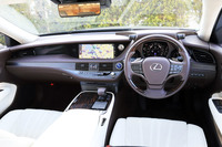 インテリアの仕様にはグレードに応じて豊富なバリエーションを用意。インフォテインメントシステムはセンターコンソールのタッチパッドで操作する。