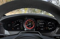 エンジン回転計を中央にレイアウトしたメーターパネル。ボディーカラーと同色のドレスアップは有償オプション。