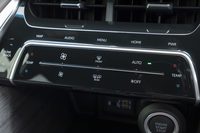 エアコンの操作パネルがタッチスイッチ式となるのは先代モデルと同じだが、文字やアイコンが小さくなってだいぶ洗練された印象だ。