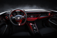 インテリアのデザインスケッチ。水平基調のダッシュボードパネルから突き出た、ふたつのメーターカバーが確認できる。これもアルファ・ロメオをよりそれらしく印象づけるポイントだ。