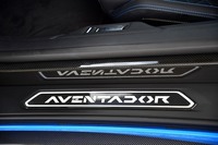 サイドシルに貼られた「AVENTADOR」のネームプレート。