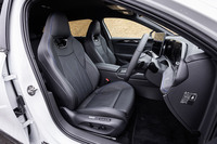 ヘッドレスト一体型となるスポーツシートは「Rライン」グレードの専用品で、前席左右に備わる電動調整機構やベンチレーション機能、本革表皮などは、45万1000円の有償オプション「Rラインパッケージ」に含まれるアイテム。