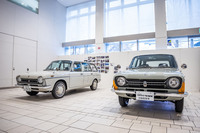 東北電力に5台、長野・白馬村と飯山農協、防衛庁（当時）にそれぞれ1台ずつ納車された1971年の「スバルff-1 1300Gバン4WD」（写真右）と、宮城スバルがレストアした1970年の「ff-1 1100バン」（写真左）。