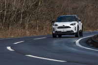 今回の改良ではフロントグリルの意匠も変更となったが、当初から専用デザインのグリルが装着されていた「GRスポーツ」については、手は加えられなかった。