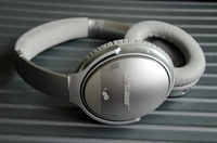 「QuietComfort 35」のヘッドバンドは、アルカンターラ製である。