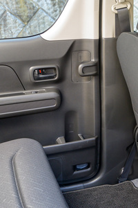 「ワゴンＲ」ならではの装備がリアドアの傘立て。立てて収納できるうえに雨水の車外への排水もできる便利機能だが、フォロワーが現れないのはなぜだろうか。