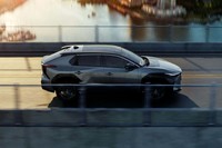 新AWDシステムがもたらす、安全かつ気持ちのいい走りが自慢の「bZ4X」。航続距離の長さも長所とされる。