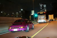 首都高環状線で「ダイハツ・タント」にぶち抜かれたあと、4号線下りで出会った「ポルシェ911カレラRS」。首都高の夜は濃密だ。
