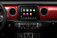 レッドのインストゥルメントパネルを採用。最新世代のインフォテインメントシステム「Uconnect」が標準装備されている。