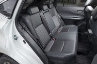 「スタイル優先で割り切った」とうたわれているが、後席にも十分なスペースが充てられている。