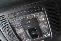 緊急時は、前席頭上に備わるSOSボタンを押すことで、コールセンターのサポートサービスが受けられる。この機能は10年間無償で利用可能。