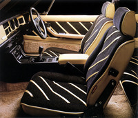 「いすゞ117クーペ ジウジアーロカスタム」は、エクステリアよりも大胆なカスタムが加えられたインテリアが印象的。