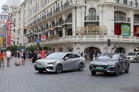 上海の道路には新エネルギー車を意味する緑色のナンバープレートを付けたクルマがたくさん走っている。