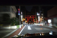 夜の住宅街を行く「GT-R」。正面に見えるのは杉並の大宮八幡宮だ。新しい車外騒音規制をクリアするだけあって、従来型よりも静かになっている。