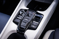 左右対称にデザインされたシフトパネル。スイッチ式シフトセレクターは、ホンダの「e：HEV」搭載各車と共通するデザインになっている。