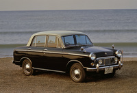 佐藤章蔵氏の代表作品のひとつである、1959年に登場した初代「ダットサン・ブルーバード（310）」。