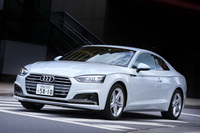 ヘッドランプからリアコンビランプへと伸びるキャラクターラインこそ、サイドビューのハイライト。ドアパネル以降はプレスラインだが、フロントではボンネットとフロントフェンダーパネルの隙間がその役目を果たしている。