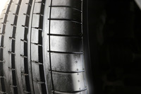 内側のショルダーについても、ミゾがブロックを横断しないようにすることで高い剛性を確保。排水性を高めるべく、2本の細いグルーブ（縦ミゾ）が彫られている点も特徴だ。