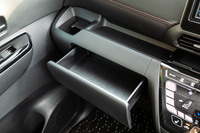 助手席前方の引き出し。この下には別にグローブボックスがあり、さらに助手席の下にも引き出しがある。