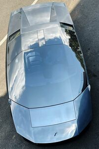 筆者の第一印象は「F-117ナイトホーク」ステルス攻撃機だったが、全体的にはティアドロップ（涙滴）型をしているのがわかる。