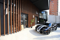 「オートバックス代官山店」のカフェ＆ギャラリースペース「ポディウムカフェ」と、記者の「ダッジ・バイパー」。