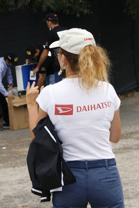 DPSのゼネラルマネジャー、カルメンさん着用のダイハツロゴ入りTシャツもファン垂ぜんの的？