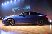 「i4」のサイドビュー。ボディーサイズは全長×全幅×全高＝4785×1850×1455mm、ホイールベース＝2855mm。