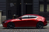 渕野氏がそのデザインを高く評価する「マツダ3」。　
	渕野「ここまでクルマのプロポーションにこだわるメーカーは、国内ではマツダだけです。ぜひ今後も、その姿勢を貫いてほしいんですけど……」